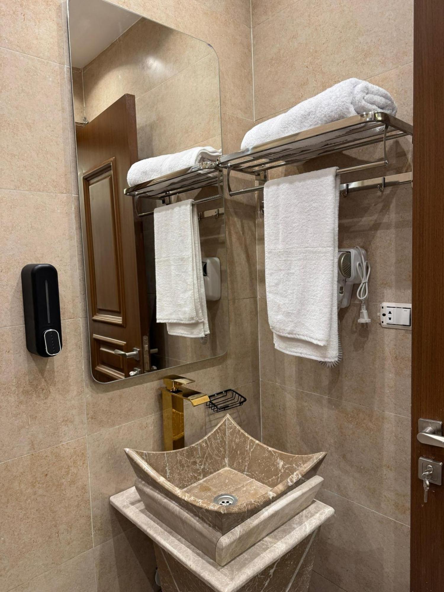New White Pyramids Inn Ghatati エクステリア 写真